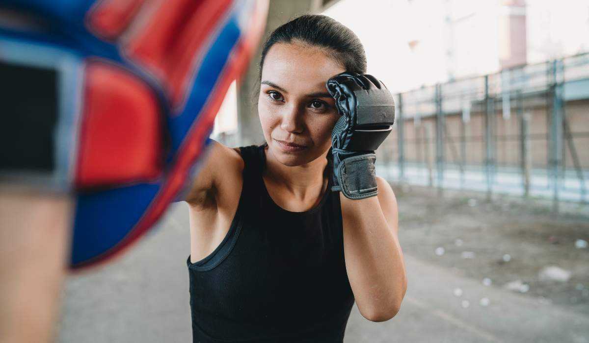 beginners Muay Thai training in downtown toronto offered by montrait Muay Thai. sign up for your first trial class for $10 only!