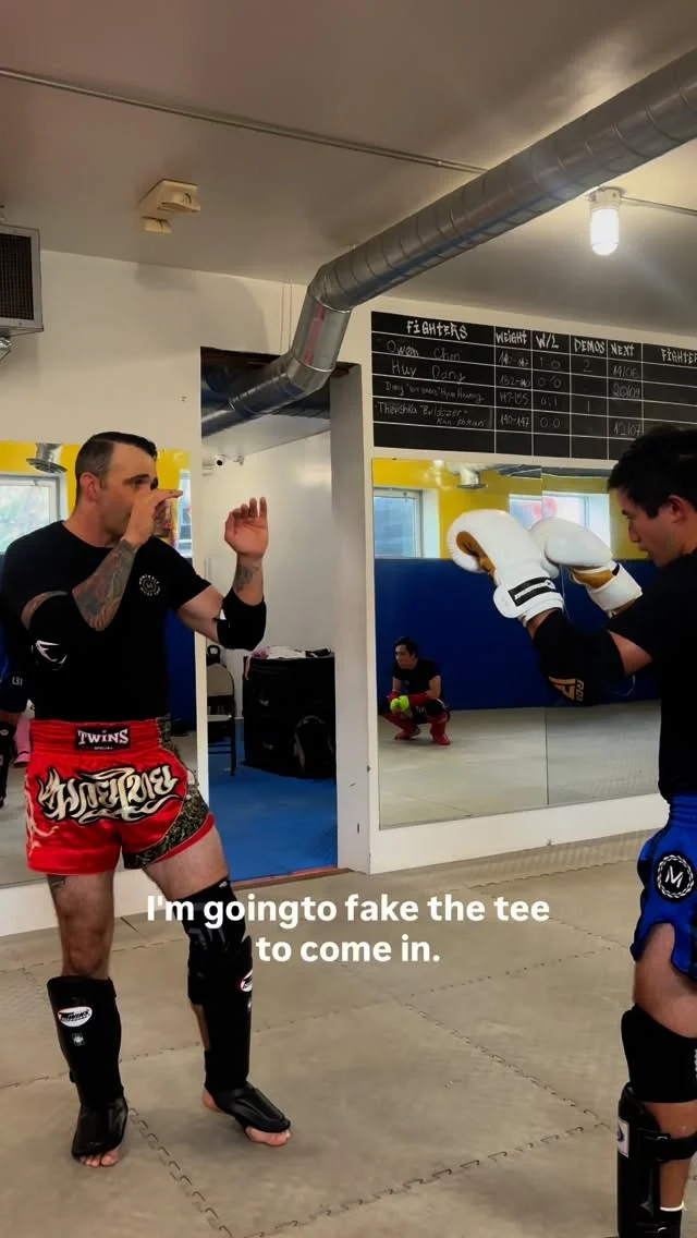 💥 In the clinch, control is everything. Before you can land clean elbows, you need to dominate the arms. Break your opponent’s structure, keep your balance, and use intelligent spacing—too far and you lose power, too close and you lose leverage.

Every stage of the clinch is about control: the entry, the tie-up, the strike, and the exit. Own the arms, own the space, and you’ll own the exchange. 🥊🇹🇭

#MuayThai #ElbowStrike #ClinchGame #BalanceAndControl