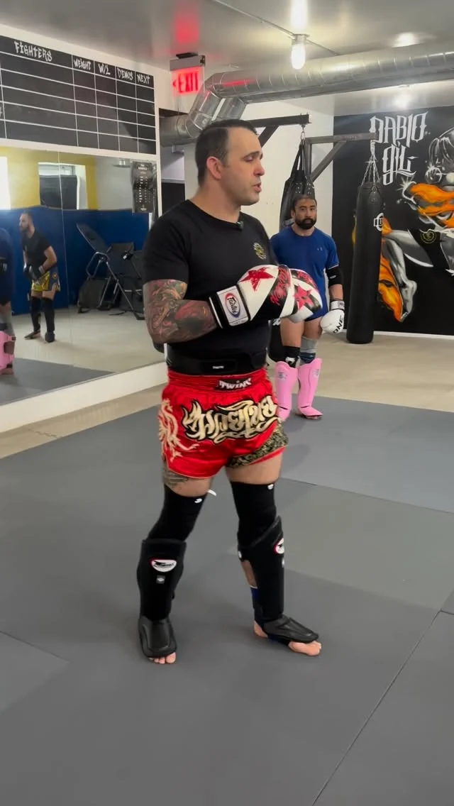 Ever blocked a hook and accidentally punched yourself in the face? Let’s fix that! When defending a left hook with your right arm, keep your guard high but align the impact at your forearm’s midpoint—not your hand! This disperses the force and keeps that fist from giving you a surprise pop in the mouth. Keep your guard smart, no self-KOs! #MuayThaiDefense #GuardUp #TrainSmart